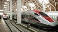 Kereta cepat Jakarta-Bandung yang diberi nama 'Whoosh' terlihat setelah peresmiannya di stasiun Halim, Jakarta, 2 Oktober 2023. (Yasuyoshi CHIBA/AFP) Kereta cepat Jakarta-Bandung yang diberi nama 'Whoosh' terlihat setelah peresmiannya di stasiun Halim, Jakarta, 2 Oktober 2023. (Yasuyoshi CHIBA/AFP)