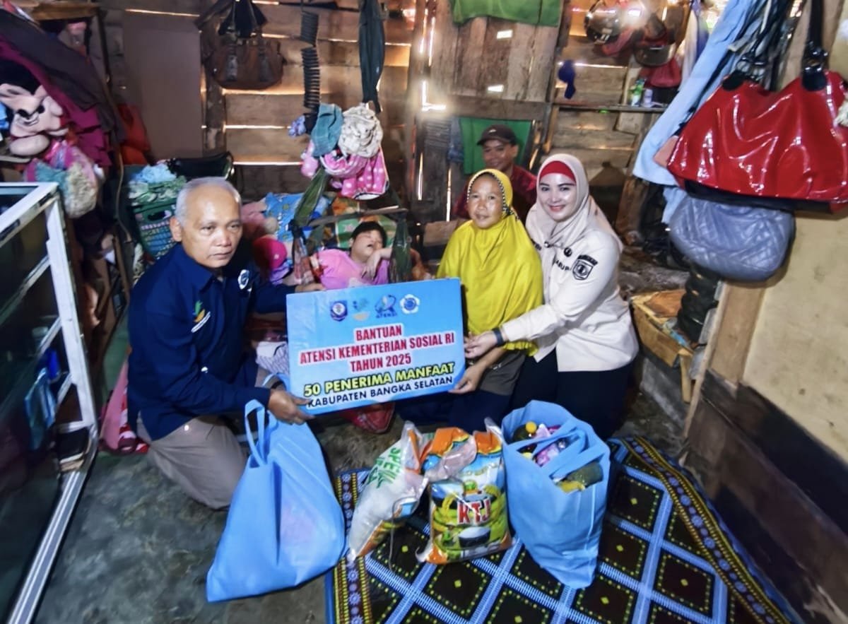 Foto : Wabup Debby Vita Dewi Salurkan Bantuan ATENSI. Sumber : Diskominfo Basel