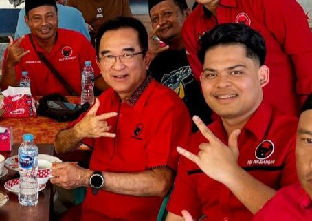 Foto : Daffa Maulana Sohibi, Warkop Singkawang, Lagi Ngopi bersama Ir. Rudianto Tjen Wakil Bendahara Umum DPP PDI Perjuangan.