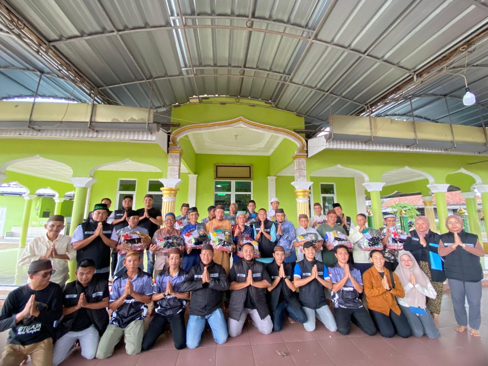 Foto: Tim Baher bersama KUA berbagi Bingkisan kepada Marbot Masjid
