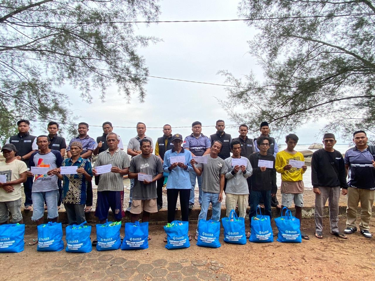 Foto: Tim Baher Berbagi Sembako di Pesisir Sukadamai