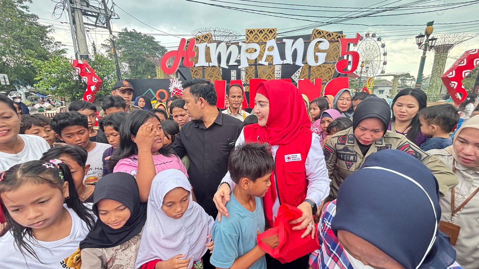 Foto: Wakil Bupati Bangka Selatan | Pimpin Aksi PMI Bangka Selatan Bersama GAMIS BERKAH DLH Berbagi Sembako di Simpang Lima Toboali