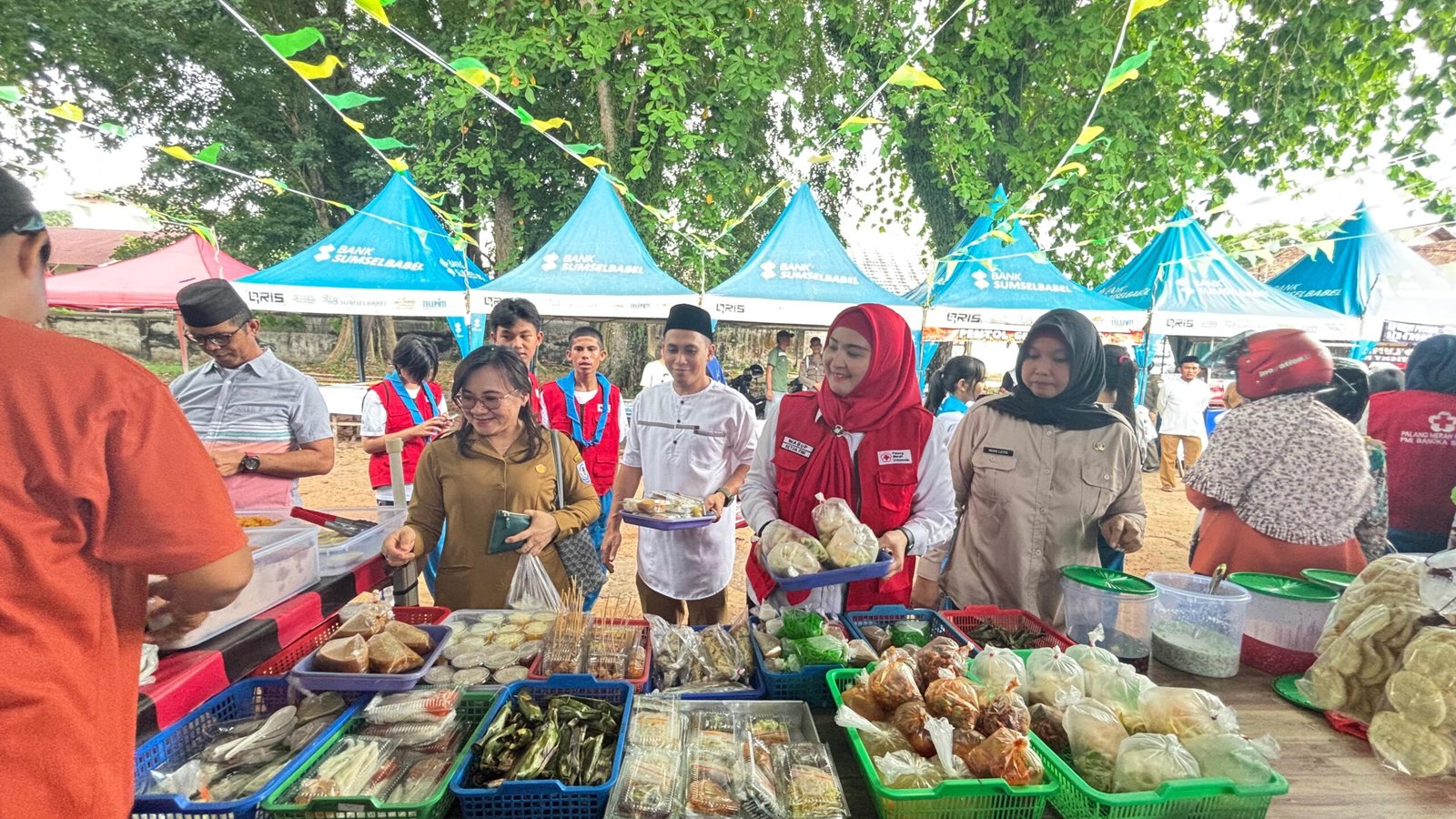 Foto: Wakil Bupati Debby Vita Dewi | Mall UMKm | Menyapa Masyarakat Berburu Takjil