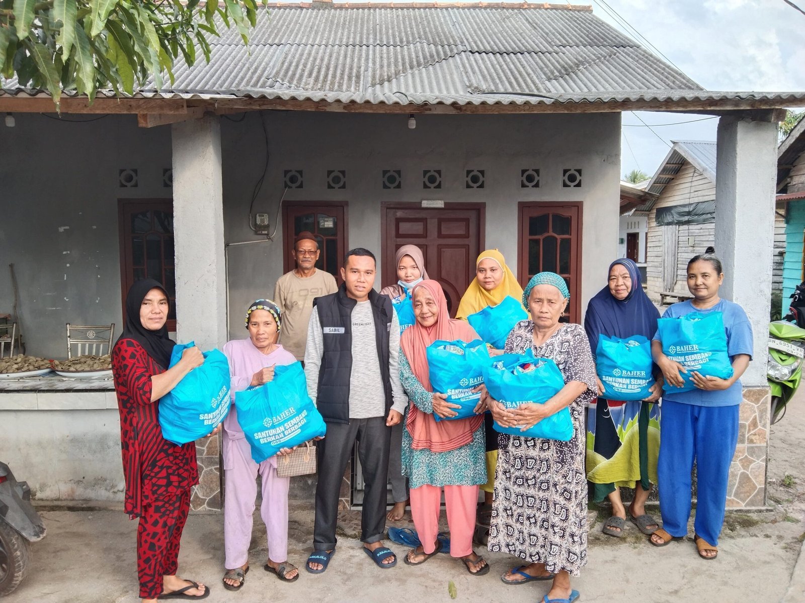 Foto: Tim Baher Bersama PT Timah Salurkan Paket Sembako