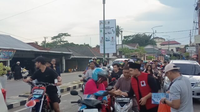 Foto: Ketua Daffa berbagi Takjil | Kolong Bakung Toboali | Bersama PAC PDI Perjuangan Toboali