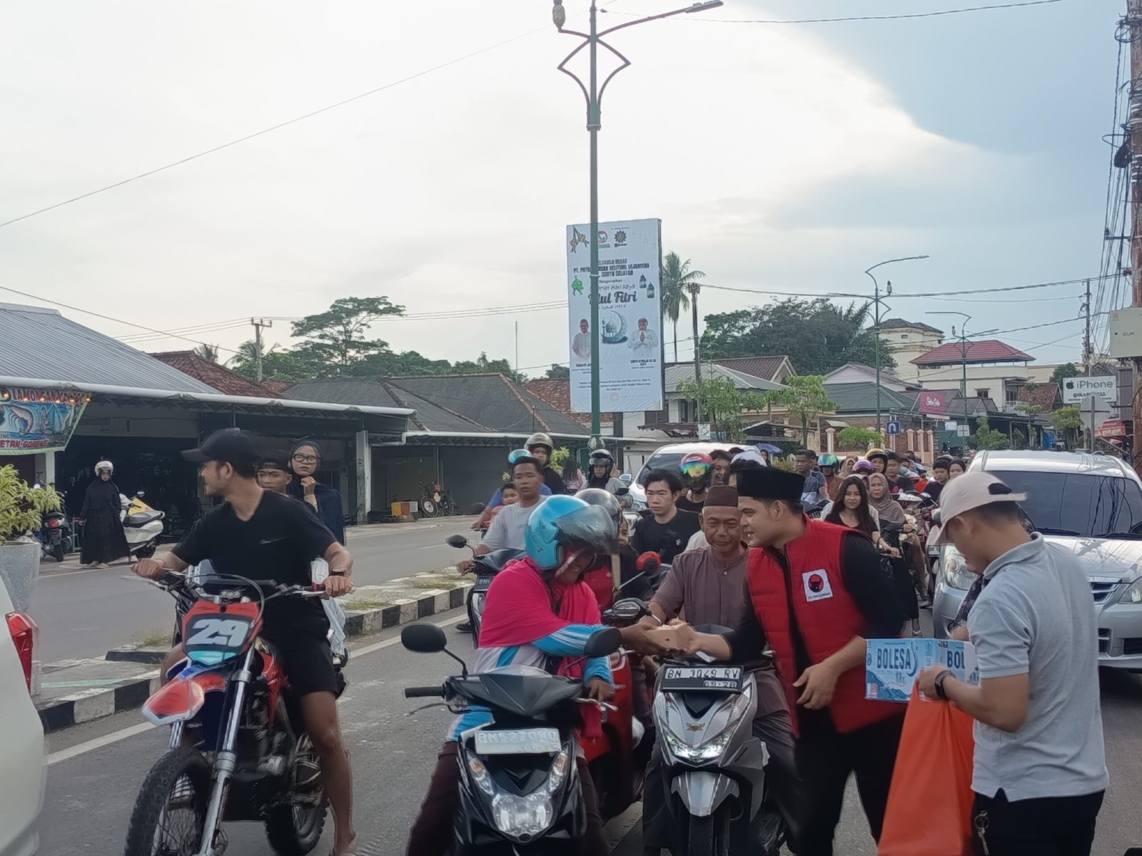 Foto: Ketua Daffa berbagi Takjil | Kolong Bakung Toboali | Bersama PAC PDI Perjuangan Toboali
