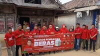 PDI Perjuangan Bangka Selatan | Bersama Pengurus bagikan beras kepada masyarakat yang membutuhkkan